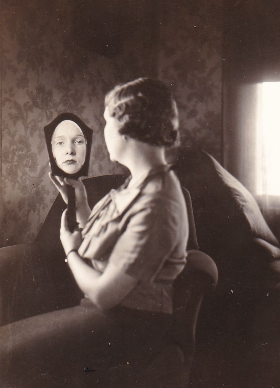 Reflections of Beauty: Stunning Vintage Photos of Women in Mirrors