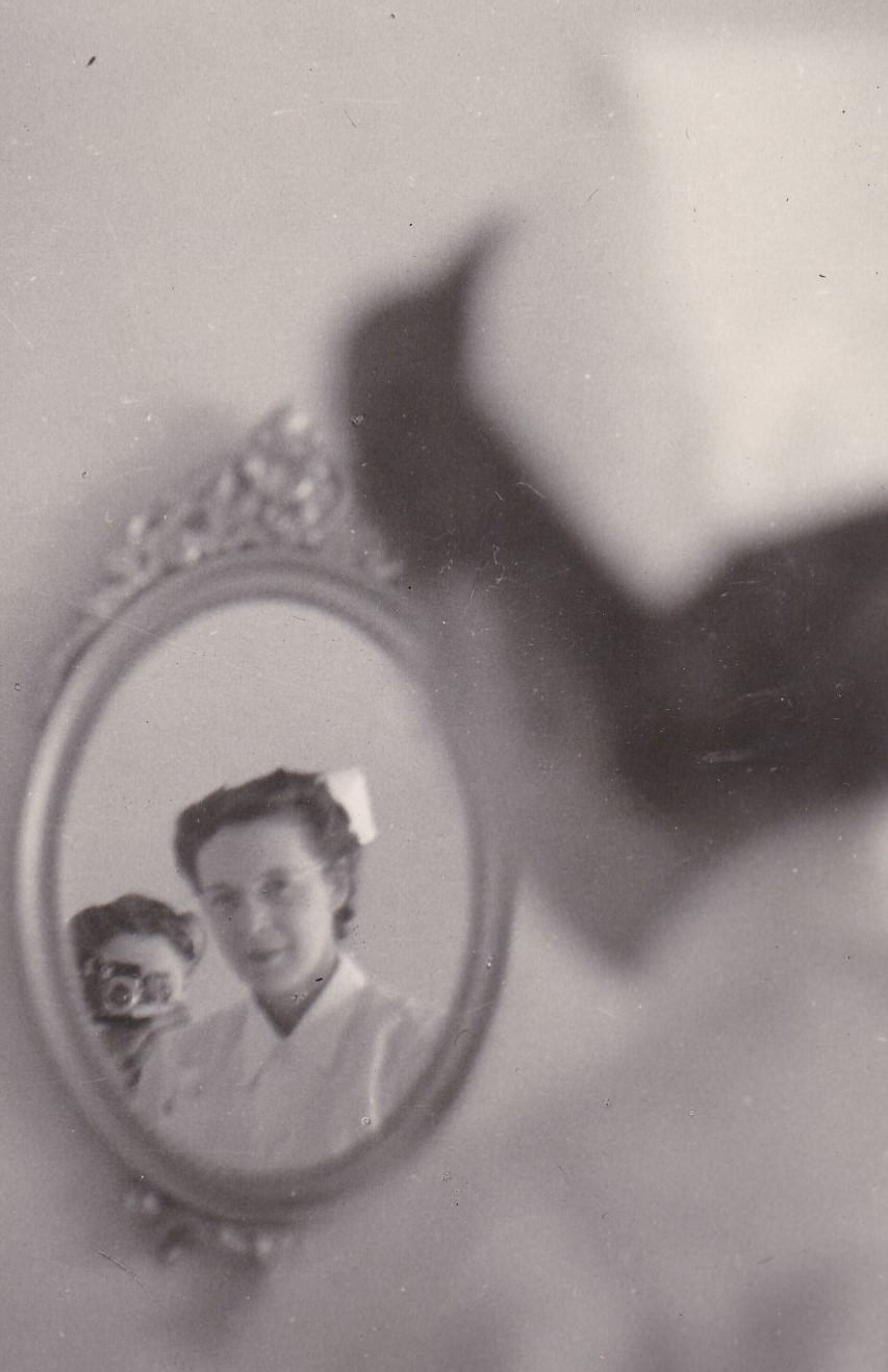 Reflections of Beauty: Stunning Vintage Photos of Women in Mirrors