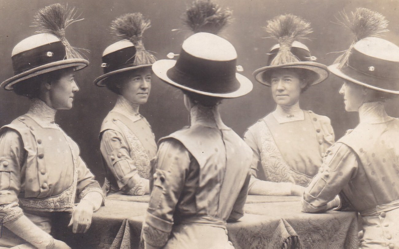 Reflections of Beauty: Stunning Vintage Photos of Women in Mirrors