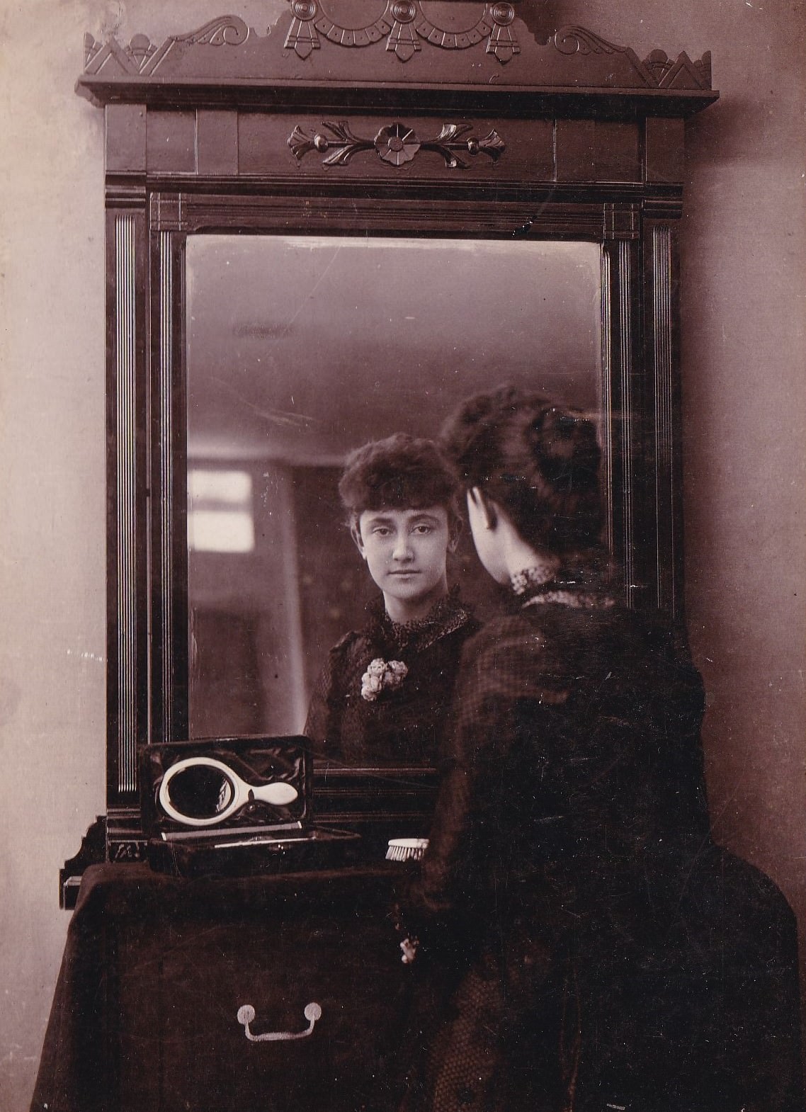 Reflections of Beauty: Stunning Vintage Photos of Women in Mirrors