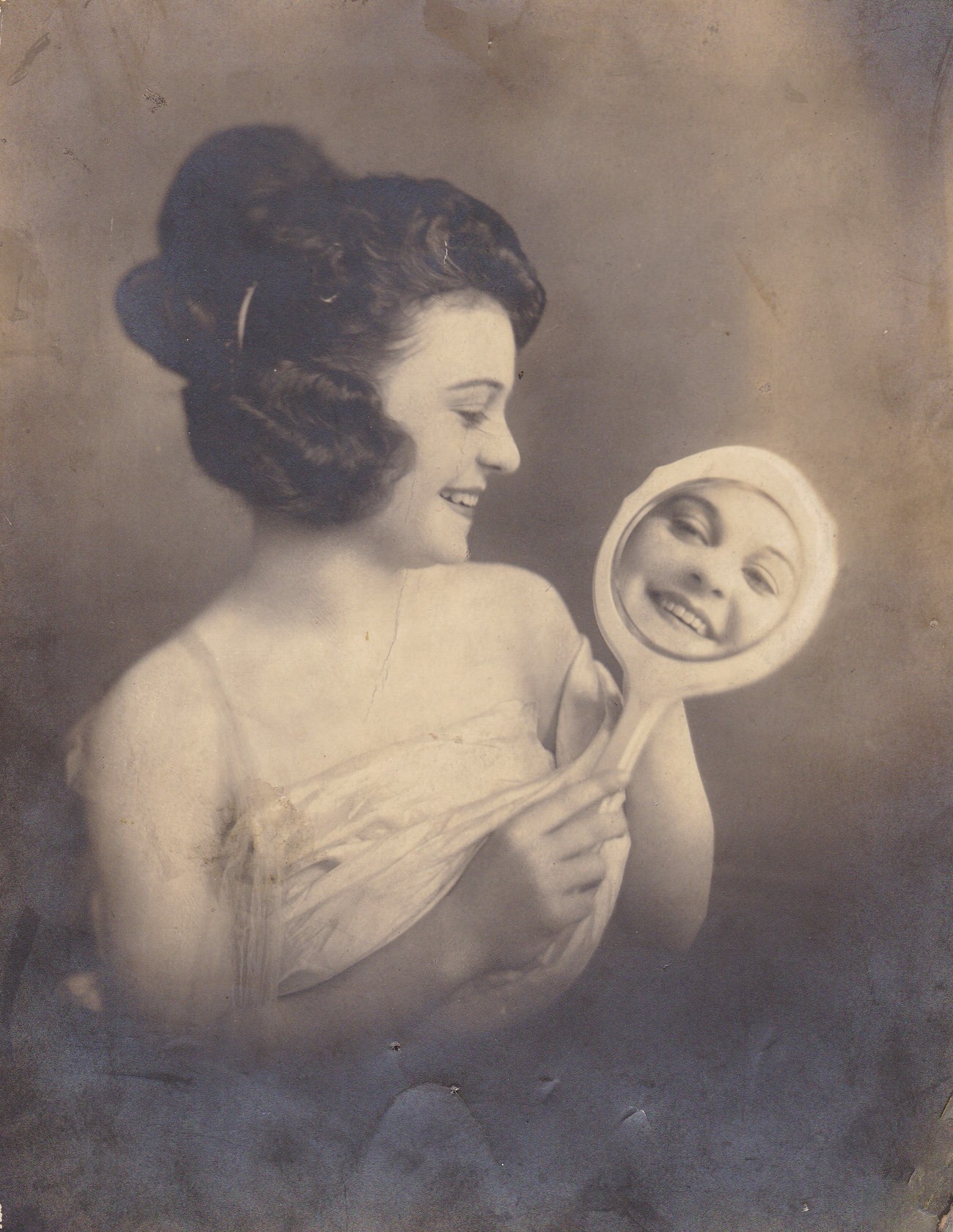 Reflections of Beauty: Stunning Vintage Photos of Women in Mirrors