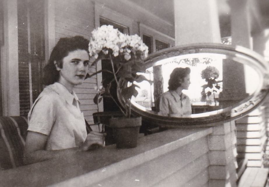 Reflections of Beauty: Stunning Vintage Photos of Women in Mirrors