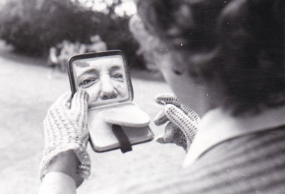 Reflections of Beauty: Stunning Vintage Photos of Women in Mirrors