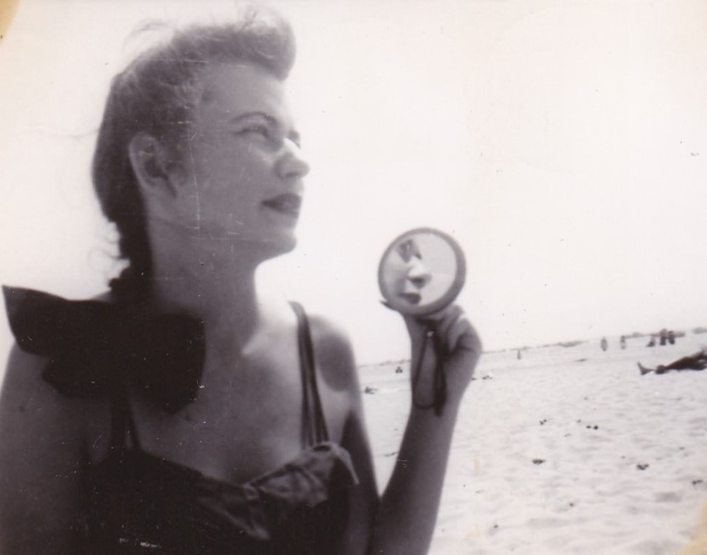 Reflections of Beauty: Stunning Vintage Photos of Women in Mirrors