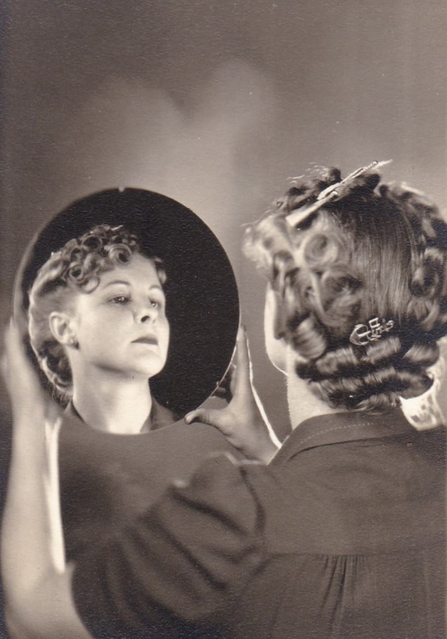 Reflections of Beauty: Stunning Vintage Photos of Women in Mirrors