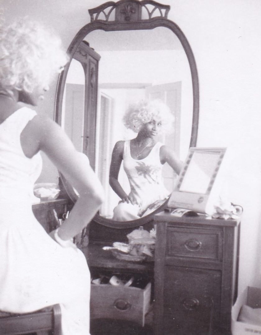 Reflections of Beauty: Stunning Vintage Photos of Women in Mirrors