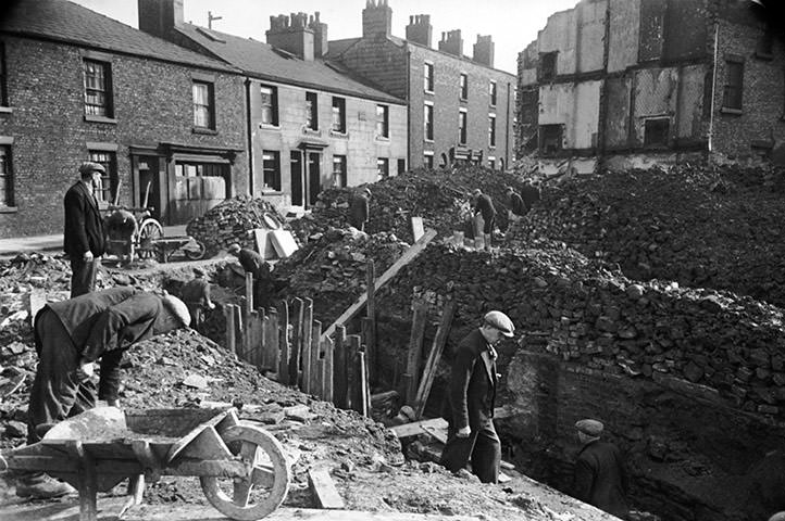 Exploring Everyday Life in 1930s Britain Through Kurt Hutton's Lens