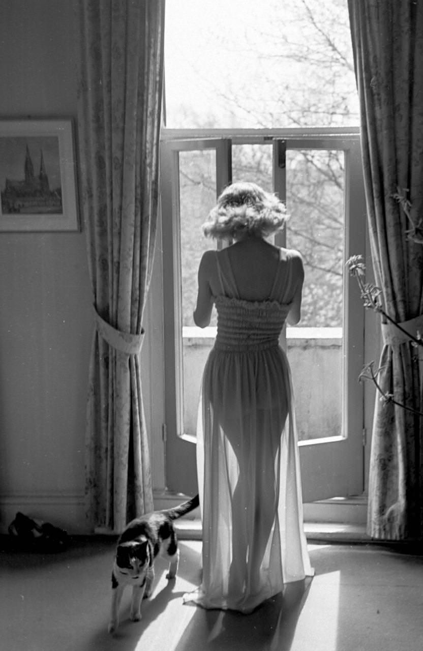 Exploring Everyday Life in 1930s Britain Through Kurt Hutton's Lens