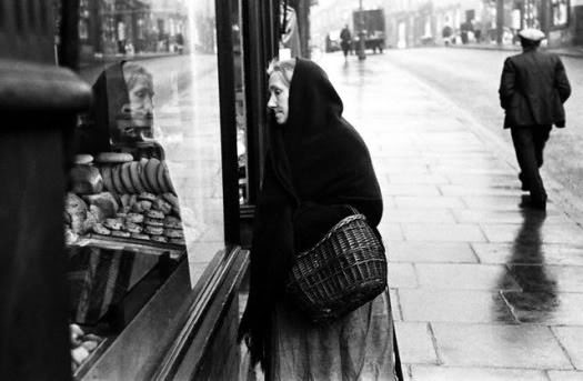 Exploring Everyday Life in 1930s Britain Through Kurt Hutton's Lens