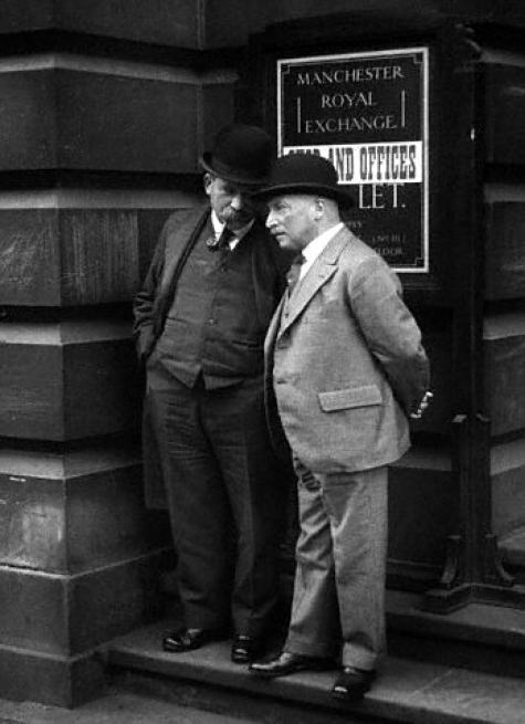 Exploring Everyday Life in 1930s Britain Through Kurt Hutton's Lens