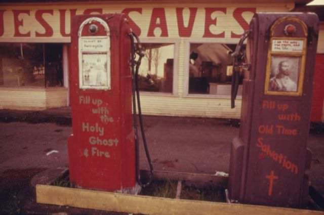 Gas Lines and Empty Tanks: Vintage Photos Capture the Hardships of the 1973 Oil Crisis in America