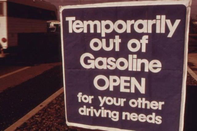 Gas Lines and Empty Tanks: Vintage Photos Capture the Hardships of the 1973 Oil Crisis in America