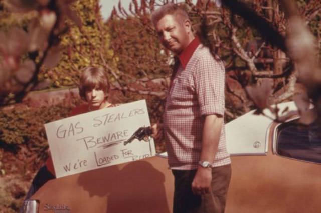 Gas Lines and Empty Tanks: Vintage Photos Capture the Hardships of the 1973 Oil Crisis in America