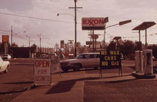 Gas Lines and Empty Tanks: Vintage Photos Capture the Hardships of the 1973 Oil Crisis in America