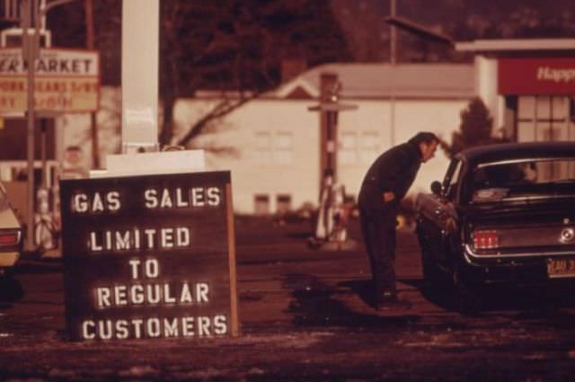 Gas Lines and Empty Tanks: Vintage Photos Capture the Hardships of the 1973 Oil Crisis in America