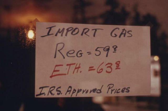 Gas Lines and Empty Tanks: Vintage Photos Capture the Hardships of the 1973 Oil Crisis in America