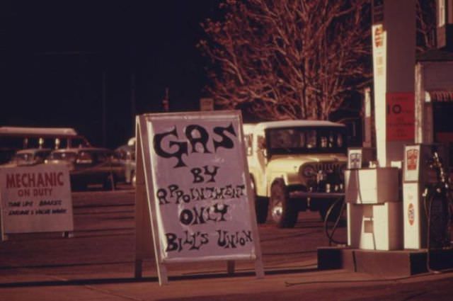 Gas Lines and Empty Tanks: Vintage Photos Capture the Hardships of the 1973 Oil Crisis in America