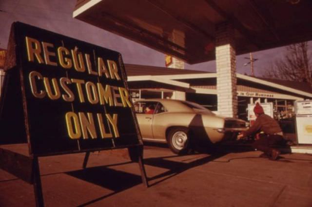 Gas Lines and Empty Tanks: Vintage Photos Capture the Hardships of the 1973 Oil Crisis in America