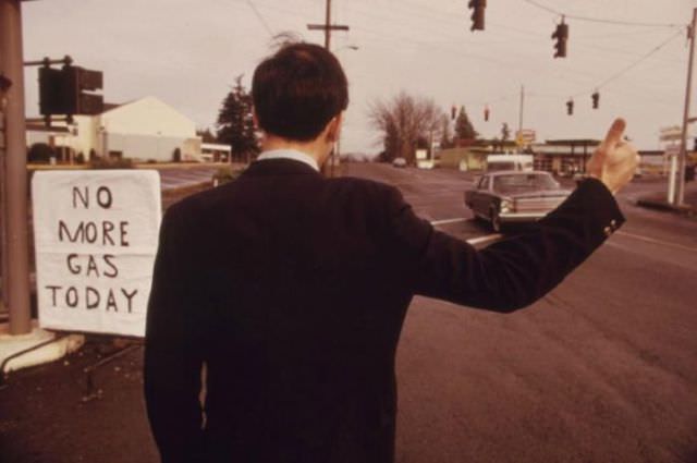 Gas Lines and Empty Tanks: Vintage Photos Capture the Hardships of the 1973 Oil Crisis in America