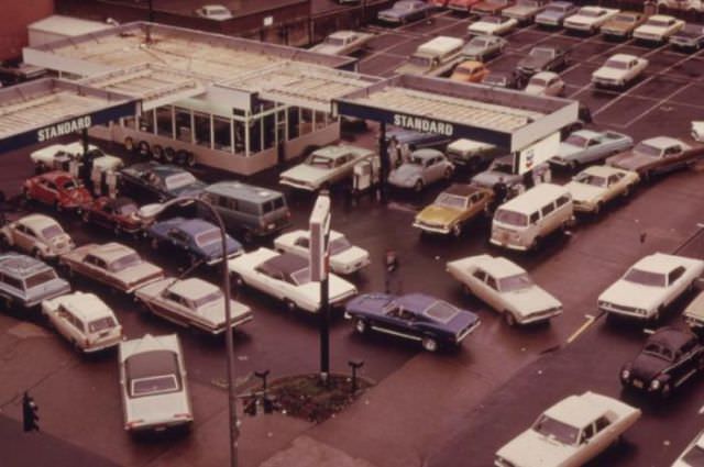 Gas Lines and Empty Tanks: Vintage Photos Capture the Hardships of the 1973 Oil Crisis in America