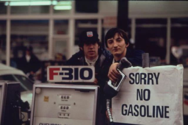 Gas Lines and Empty Tanks: Vintage Photos Capture the Hardships of the 1973 Oil Crisis in America