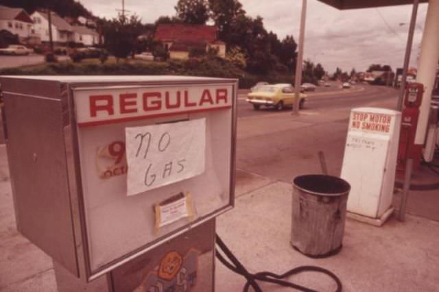 Gas Lines and Empty Tanks: Vintage Photos Capture the Hardships of the 1973 Oil Crisis in America