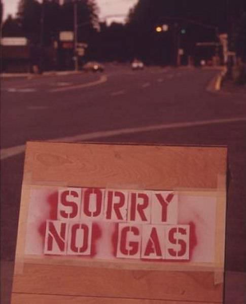 Gas Lines and Empty Tanks: Vintage Photos Capture the Hardships of the 1973 Oil Crisis in America