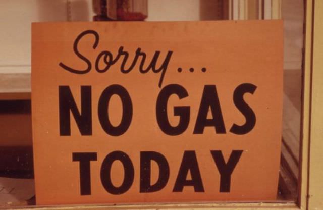 Gas Lines and Empty Tanks: Vintage Photos Capture the Hardships of the 1973 Oil Crisis in America