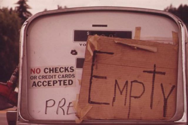 Gas Lines and Empty Tanks: Vintage Photos Capture the Hardships of the 1973 Oil Crisis in America