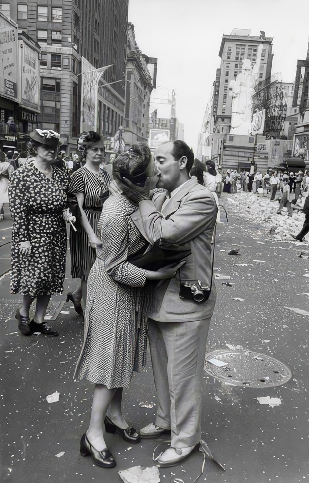 Alfred Eisenstaedt kisses a woman reporter in Times Square on VJ Day, August 14, 1945