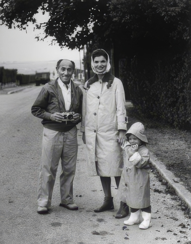 Alfred Eisenstaedt with Jackie and Caroline Kennedy, Hyannis Port, Massachusetts, 1960.