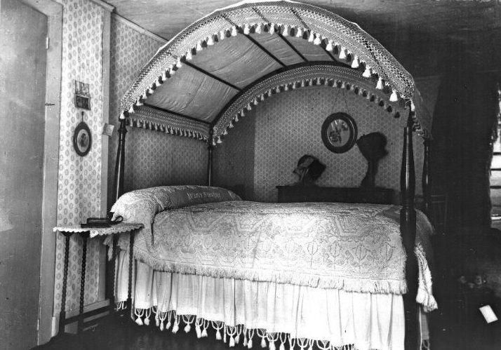 The former upstairs bedroom of the Allis-Bushnell House, 1935