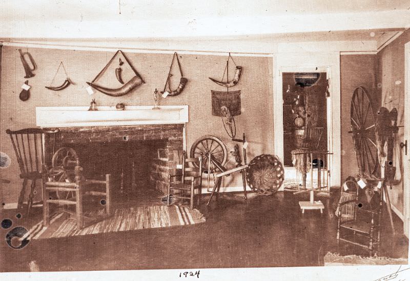 The current "blue room", or west front room, of the Allis-Bushnell House, 1924