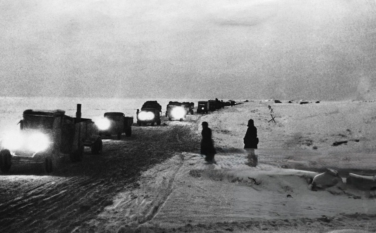 Russian units crossing the Lagoda lake during the winter battle, 1940s.