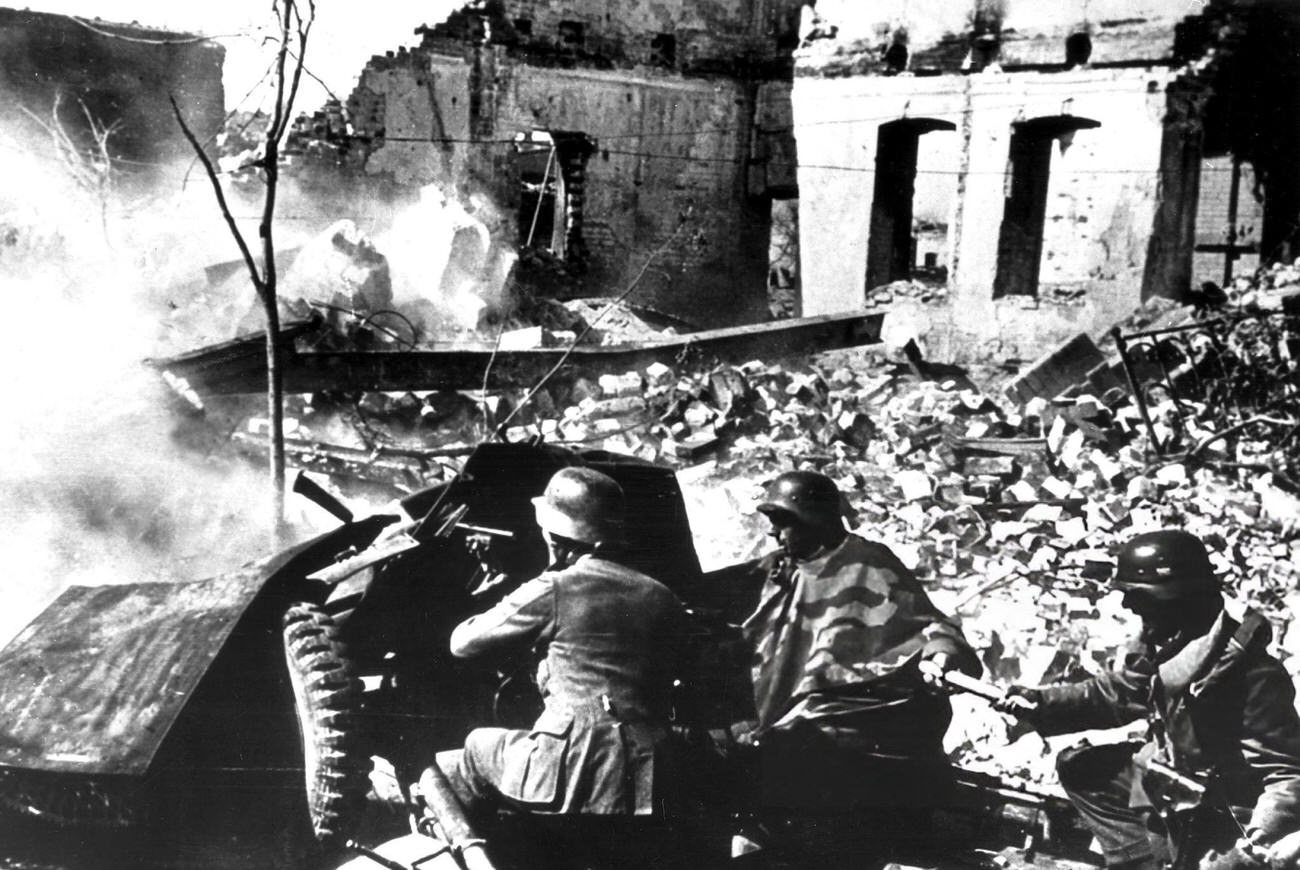 German infantrymen with anti-tank guns during the Battle of Stalingrad, 1942.