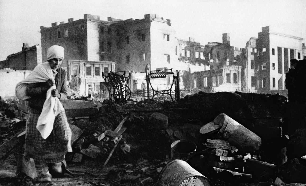 A woman crossing the ruins of Stalingrad, 1942.