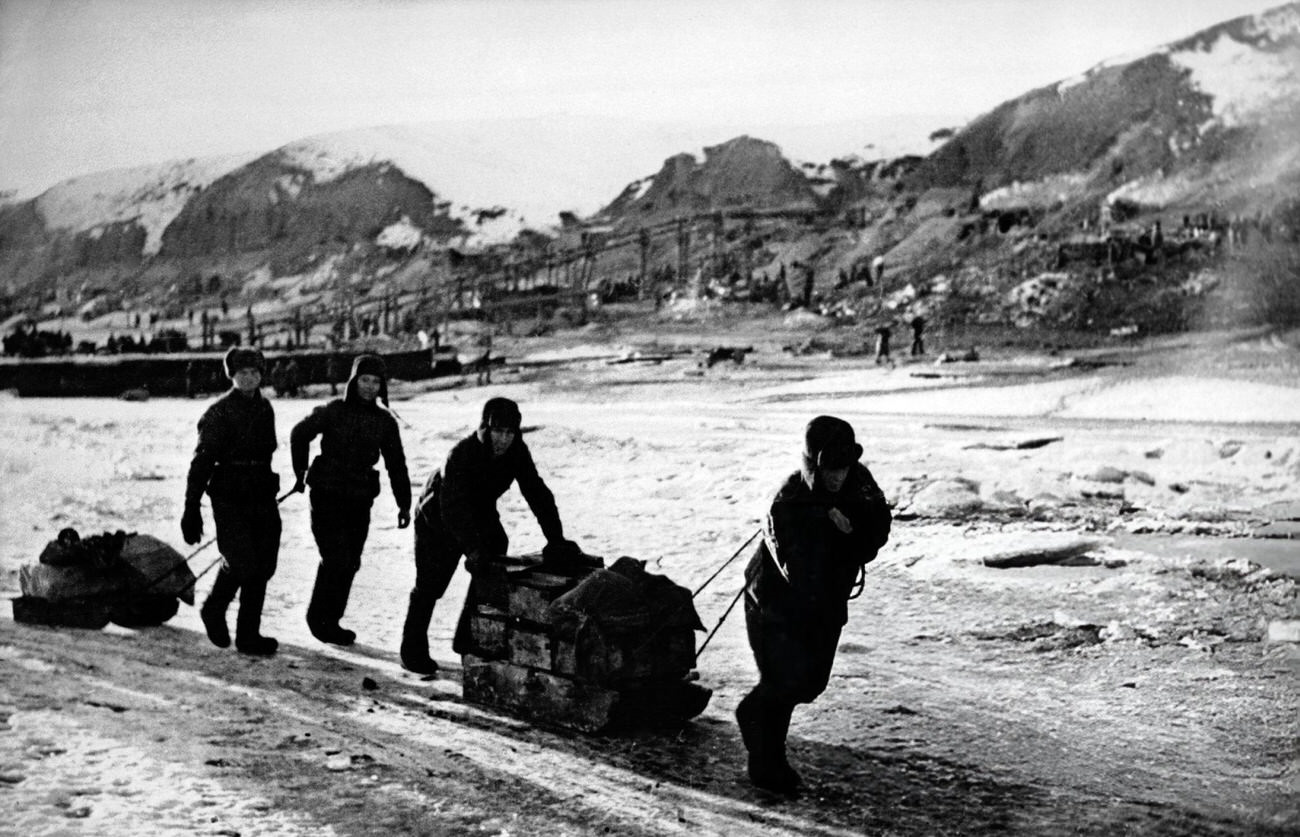 Delivery of ammunition pulled by Russian soldiers on the frozen Volga, 1942.