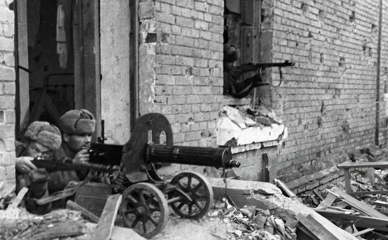 Soviet guardsmen firing on German automatic riflemen, 1942.