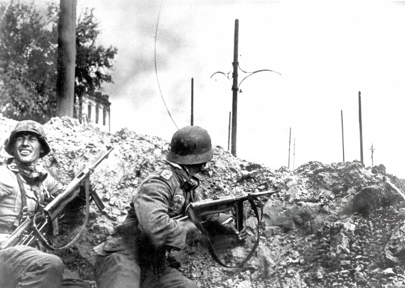 German infantry in street fights for Stalingrad, 1943.