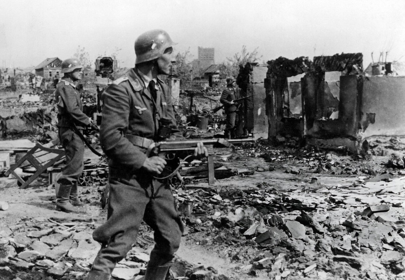 Luftwaffe's German soldiers mopping up the area of Stalingrad, 1942.