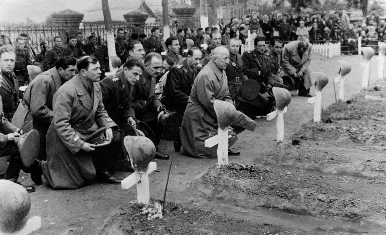 Romanian soldiers and officers paying homage to their fallen comrades, 1942.