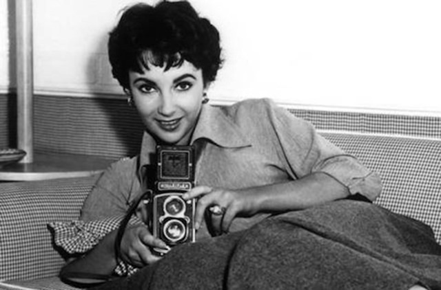 Liz Taylor with a Rolleiflex