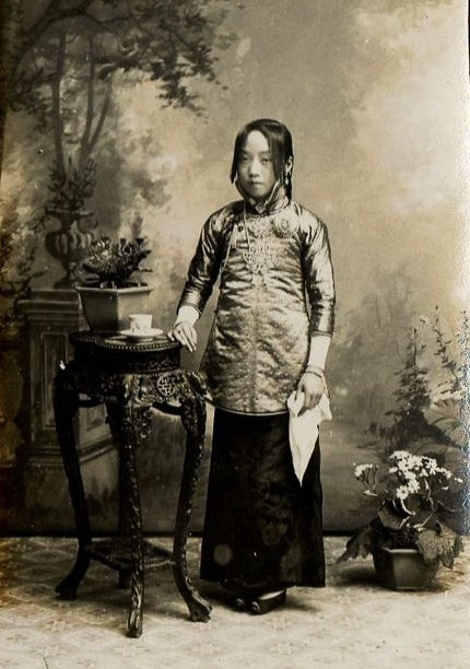 You might think this young Chinese lady is leaning on the table for effect, but it may just as well have been to keep her from falling over!