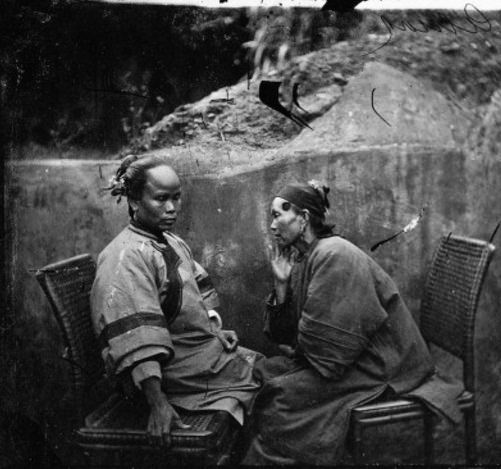 Here’s a sight that isn’t really that unusual, even today: two ladies, in this case Amoy women, sitting together for a bit of a chat.