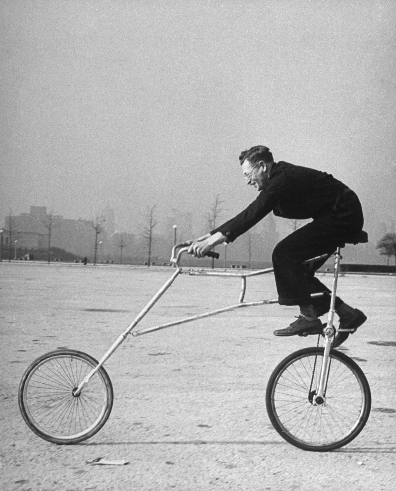 Only springs connect rear of Maurice Steinlauf's bike with roving front wheel.