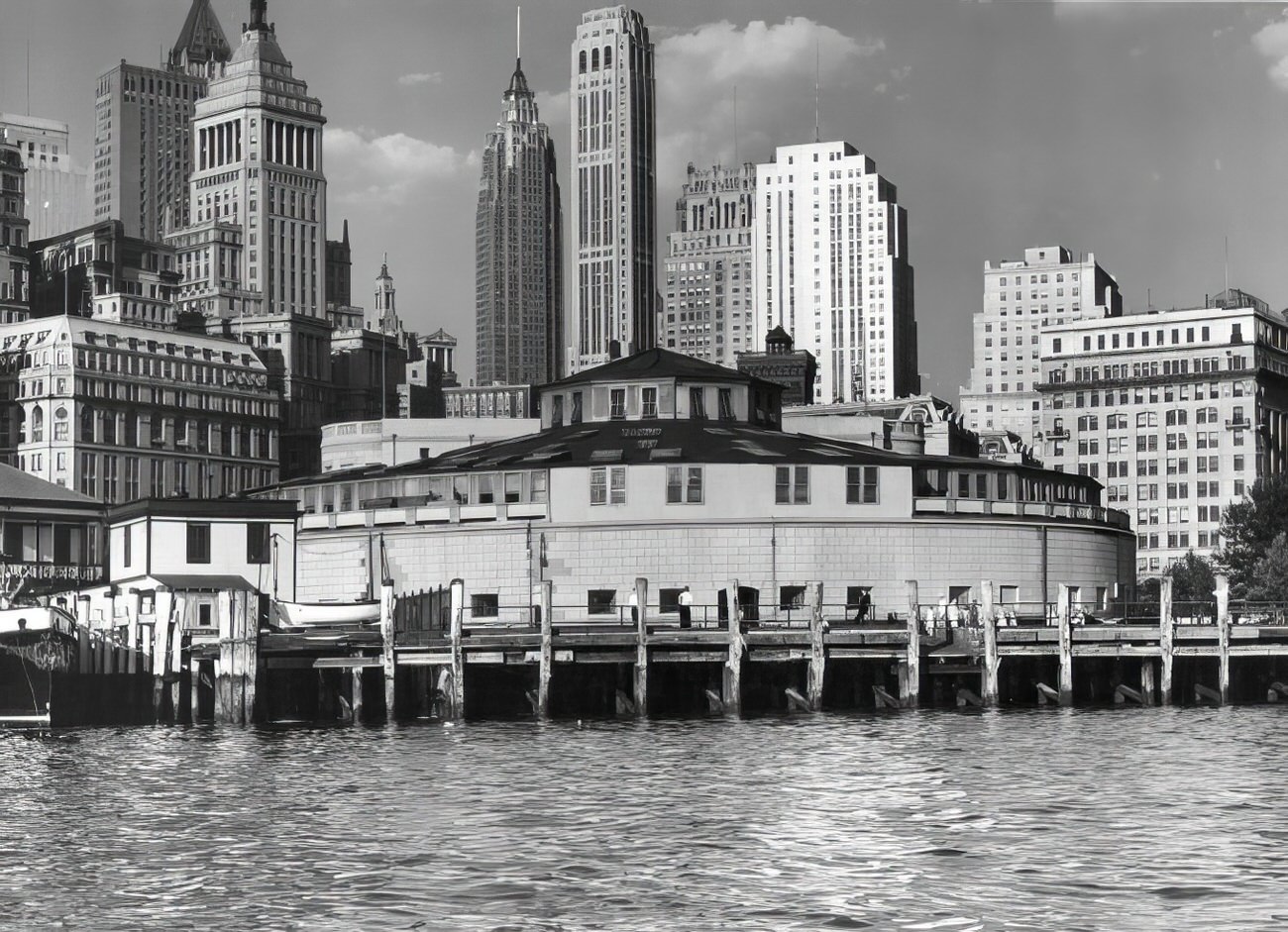 The New York Aquarium in Battery Park, 1939. The aquarium currently resides in Coney Island, Brooklyn