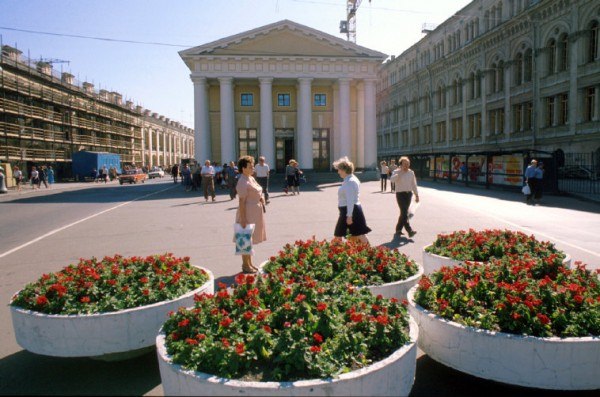 Red Square Chic: Ferdinando Scianna's 1987 Fashion Shoot in Leningrad