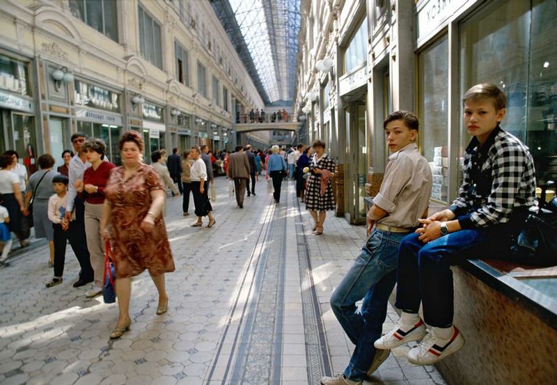 Red Square Chic: Ferdinando Scianna's 1987 Fashion Shoot in Leningrad