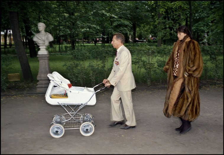 Red Square Chic: Ferdinando Scianna's 1987 Fashion Shoot in Leningrad