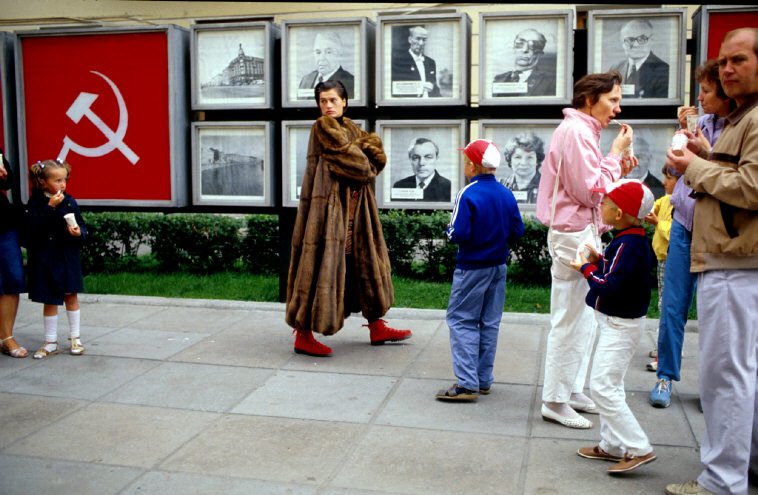 Red Square Chic: Ferdinando Scianna's 1987 Fashion Shoot in Leningrad